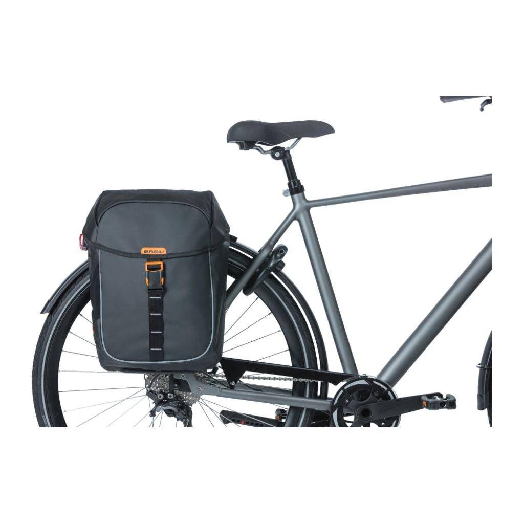 Dubbele Fietstas Basil Miles Black/Orange 34 Liter - Le Coq Wielerartikelen